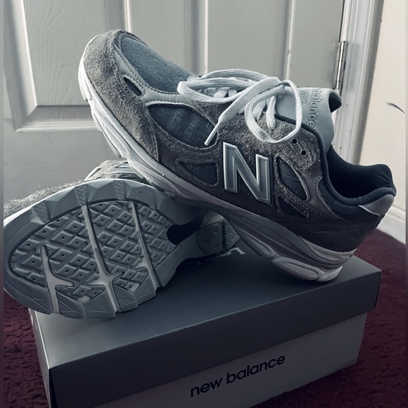 LIMITED EDITION LEVI’S x NEW BALANCE 990v3 “ELEPHANT SKIN” SUEDE - Picture 1 of 7